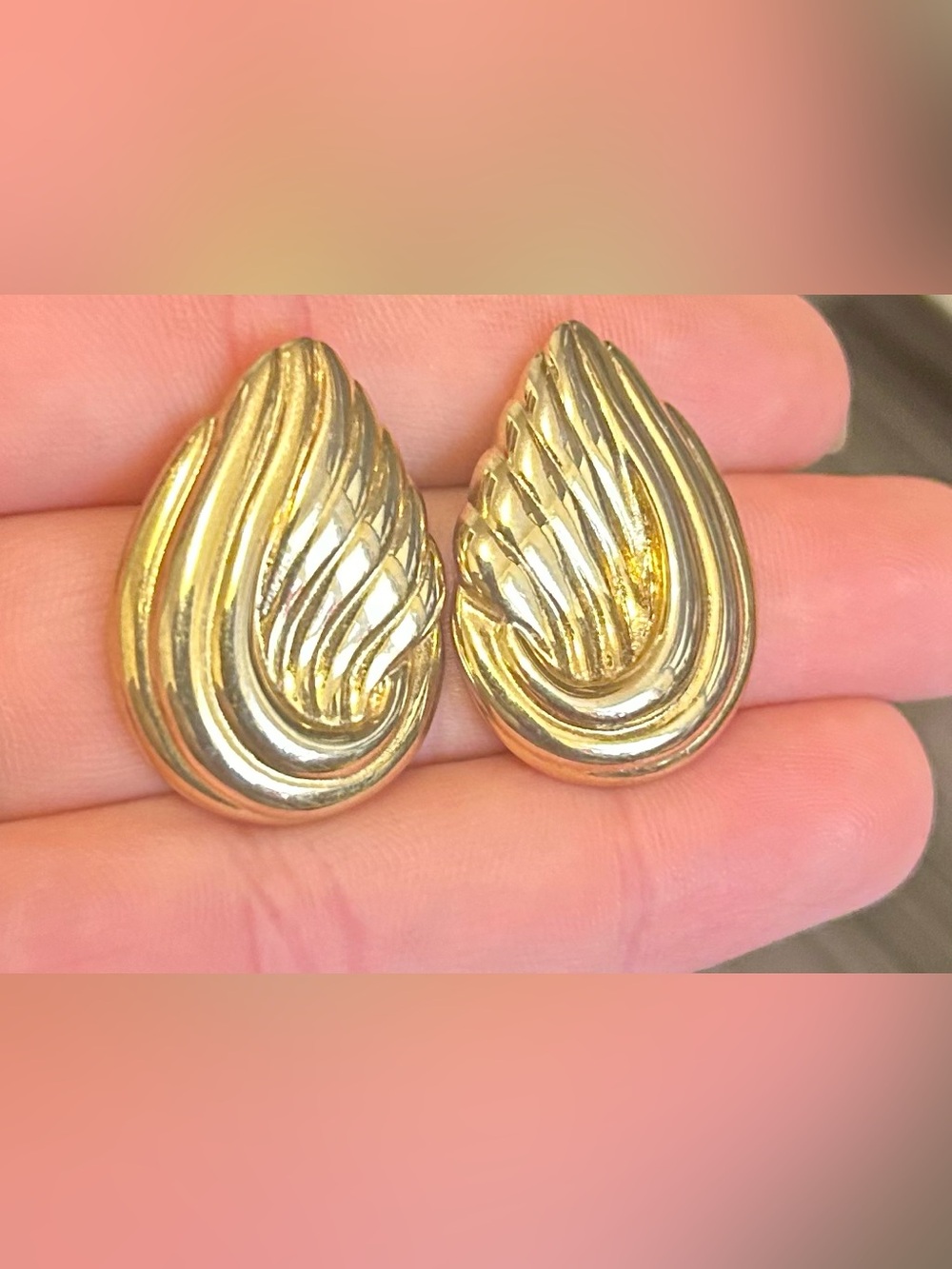 Vintage Gold Tone Teardrop Stud Earrings Ribbed Sculptural Retro - Picture 6 of 6